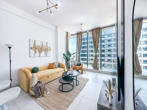 TV, stereo - Marina View Stay w/ Rooftop Pool, Near JBR Beach (Dubai Marina)