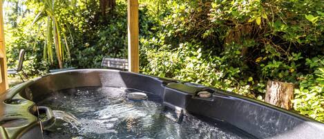 Outdoor spa tub