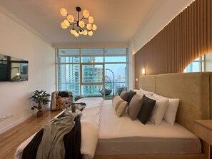 3 habitaciones, escritorio y tabla de planchar con plancha 