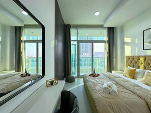 1 bedroom, desk, iron/ironing board, WiFi - Unforgettable Canal & Sea View in Dubai Marina (Dubai Marina)