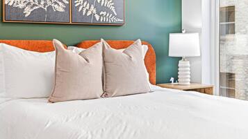 1 slaapkamer, een bureau, een strijkplank/strijkijzer, reisbedje