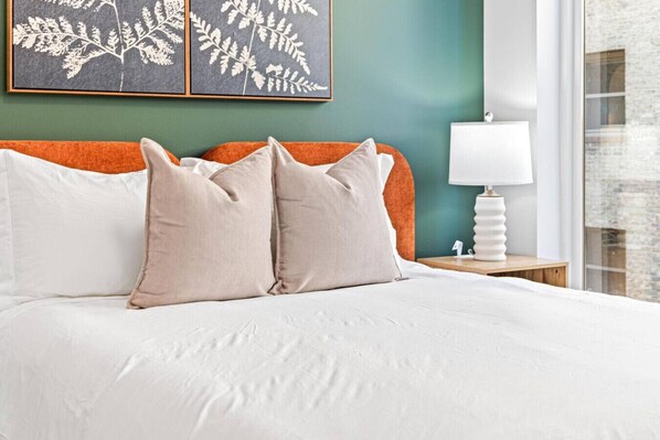 1 quarto, escrivaninha, ferros/tábuas de passar roupa, berço de viagem