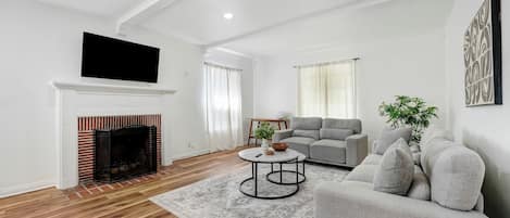 Smart TV, fireplace