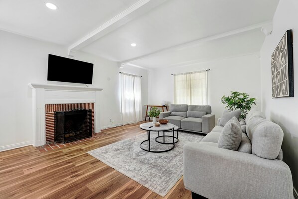 Smart TV, fireplace
