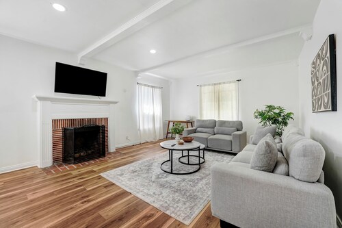 Peaceful 2BR Condo Near Beverly Hills – Free Garage Parking – 30+ Day Stays