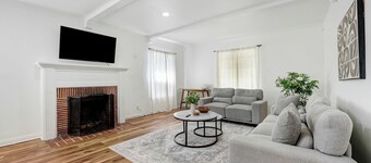 Peaceful 2BR Condo Near Beverly Hills – Free Garage Parking – 30+ Day Stays