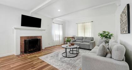 Peaceful 2BR Condo Near Beverly Hills – Free Garage Parking – 30+ Day Stays
