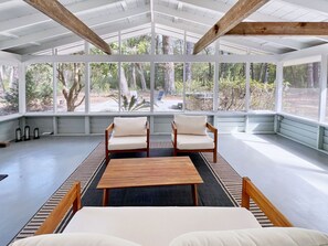 Lyxstuga - kök - utsikt mot trädgården | Terrass/Patio