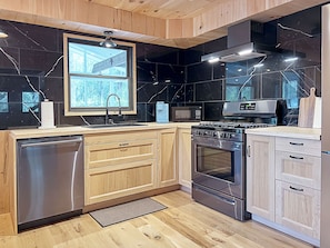 Lyxstuga - kök - utsikt mot trÀdgÄrden | Eget kök | Grytor/köksredskap