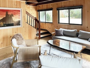 Lyxstuga - kök - utsikt mot trÀdgÄrden | Vardagsrum | Eldstad