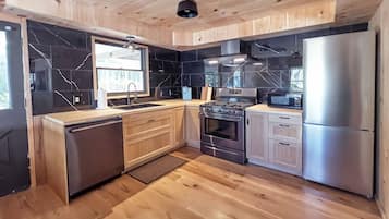 Cabaña de lujo, cocina, vistas al jardín | Cocina privada | Utensilios de cocina