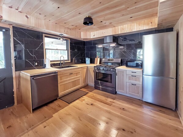 Cabane Luxe, cuisine, vue jardin | Cuisine privée | Batterie de cuisine, vaisselle et ustensiles