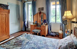 4 bedrooms, iron/ironing board, free WiFi