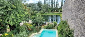 Maison piscine vue rivière