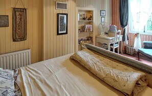 4 bedrooms, iron/ironing board, free WiFi