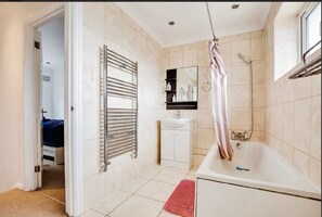 Bathroom - 3 Bedroom in Northolt by Stayfolk (Northolt)