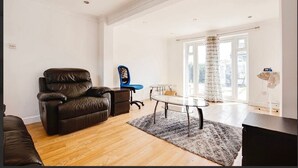 Living area - 3 Bedroom in Northolt by Stayfolk (Northolt)