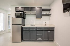 Geladeira, micro-ondas, cooktop, talheres/pratos/utensílios de cozinha
