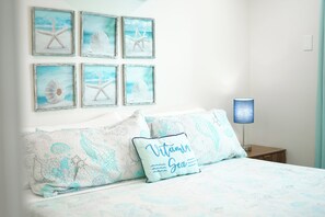Room - Sleeps 20 8BR, 2 Hot Tubs, Heated Pool near beach (Indian Rocks Beach)