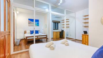 5 bedrooms, desk, iron/ironing board, free WiFi