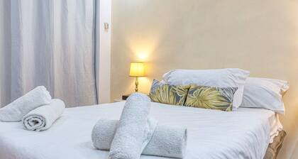 Benny’s Seaside Escape, Sliema