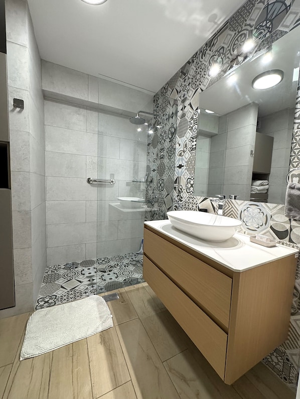 Douche, sèche-cheveux, serviettes fournies, savon