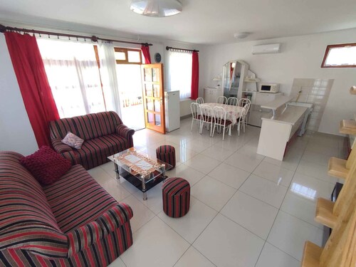 Holiday home with pool, WIFI and air conditioning