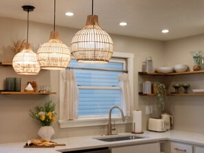 Kylskåp, mikrovågsugn, ugn och spishäll