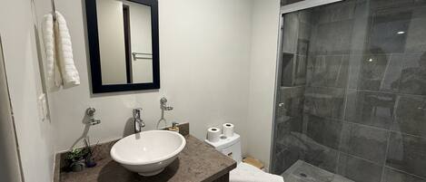 Een douche, handdoeken