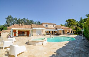 A Mediterranean-style villa with a swimming pool, outdoor seating, and a barbecue area. - Awesome home in Cabriès with private swimming pool, can be inside or outside (Cabriès)