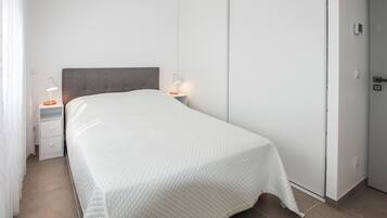 3 dormitoris, planxa i posts de planxar i un bressol de viatge