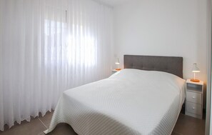 3 slaapkamers, een strijkplank/strijkijzer, reisbedje, gratis wifi