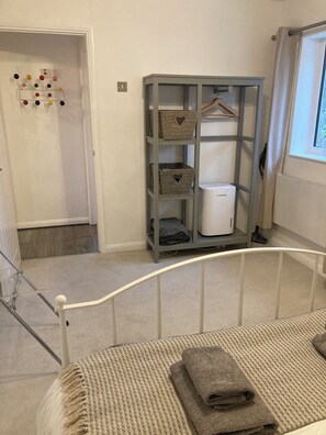 1 غرفة نوم ومكواة/لوح كي وواي فاي وملاءات أسرّة