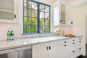 Fridge, microwave, oven, stovetop - Monte Sagrado - Exceptional Charm in Montecito Lower Village (Montecito)