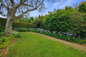 Property grounds - Monte Sagrado - Exceptional Charm in Montecito Lower Village (Montecito)