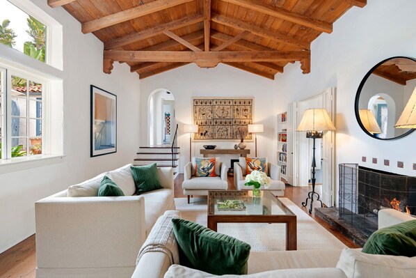 Fernseher, Kamin, Stereoanlage