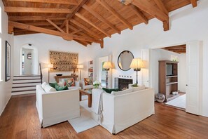 Fernseher, Kamin, Stereoanlage