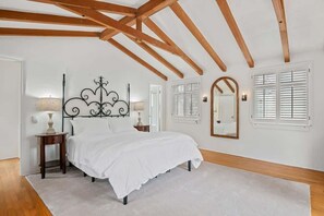 3 Schlafzimmer, Schreibtisch, Bügeleisen/Bügelbrett, WLAN