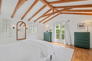 3 bedrooms, desk, iron/ironing board, WiFi - Monte Sagrado - Exceptional Charm in Montecito Lower Village (Montecito)
