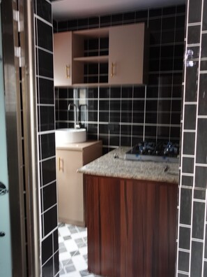 Lemari es dan peralatan masak/sendok-piring