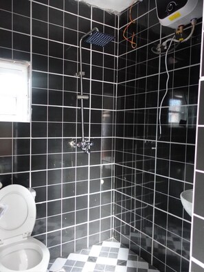Camera Comfort, patio, vista cortile | Bagno | Doccia, asciugamani, sapone, carta igienica