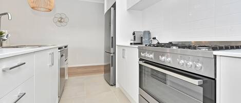 Refrigerador, microondas, horno, placa de cocina