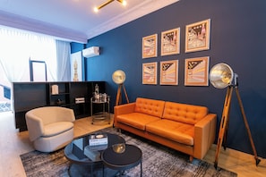 Deluxe Loft, Multiple Beds, Patio, Courtyard View | Living room