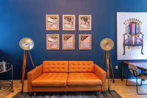 Gác Deluxe, nhiều giường, sân hiên, quang cảnh sân vườn | Phòng khách | TV màn hình phẳng 32-inch có truyền hình kỹ thuật số 