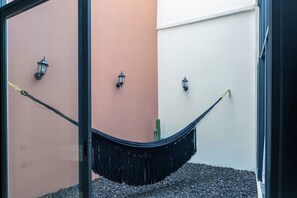 Deluxe-loftsværelse - flere senge - terrasse - udsigt til gårdsplads | Terrasse/gårdhave