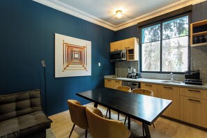 Deluxe-loftsværelse - flere senge - terrasse - udsigt til gårdsplads | Spisestue