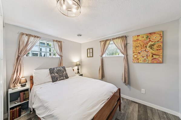 2 bedrooms, iron/ironing board, travel cot, free WiFi - Remodeled 2 Bedroom Apartment by Wedding Venues (Pepin)