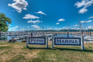 Uma marina com barcos atracados, identificados como 'PEPIN' e 'MARINA'.
