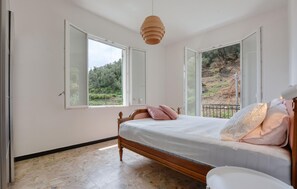 2 bedrooms, iron/ironing board, free WiFi