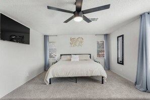 3 bedrooms, desk, iron/ironing board, Internet
